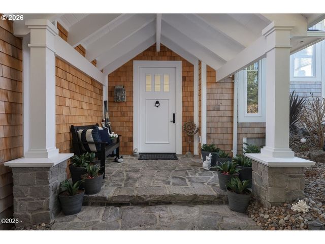 520 Sw COVE Pt, Depoe Bay, OR 97341