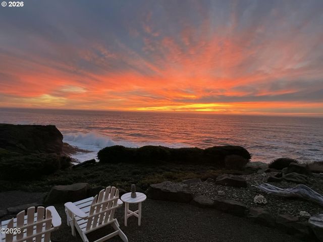 520 Sw COVE Pt, Depoe Bay, OR 97341