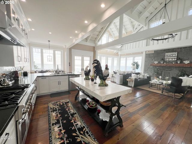 520 Sw COVE Pt, Depoe Bay, OR 97341