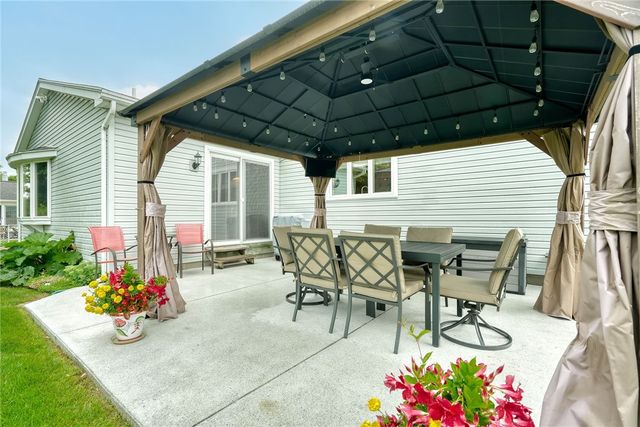 721 Close Circle, Webster, NY 14580