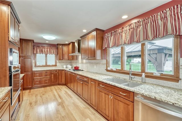 721 Close Circle, Webster, NY 14580
