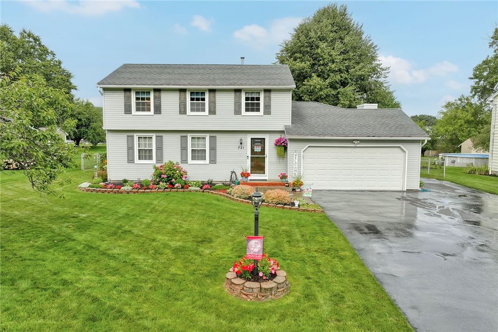 721 Close Circle, Webster, NY 14580