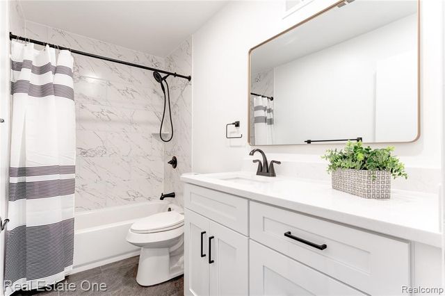 801 W Long Lake Road 4, Bloomfield Hills, MI 48302