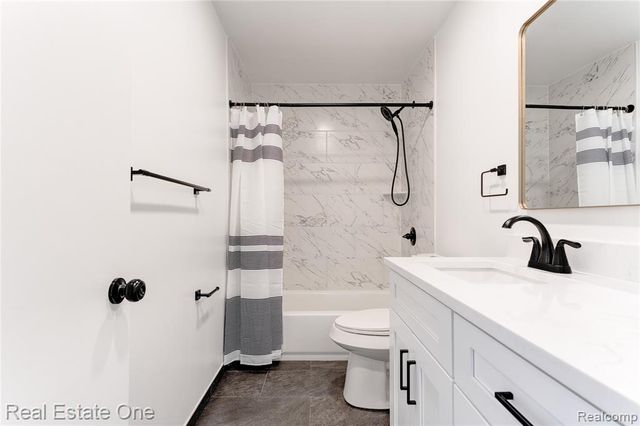 801 W Long Lake Road 4, Bloomfield Hills, MI 48302