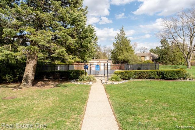 801 W Long Lake Road 4, Bloomfield Hills, MI 48302