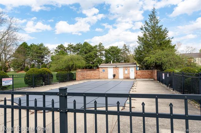 801 W Long Lake Road 4, Bloomfield Hills, MI 48302
