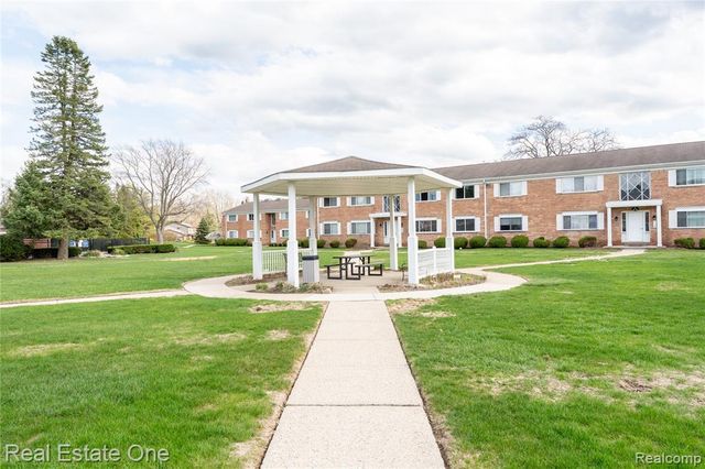 801 W Long Lake Road 4, Bloomfield Hills, MI 48302