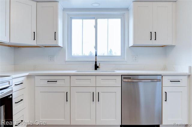 801 W Long Lake Road 4, Bloomfield Hills, MI 48302