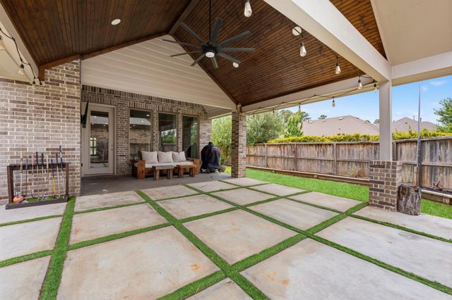 118 Red Petal Way, Conroe, TX 77304