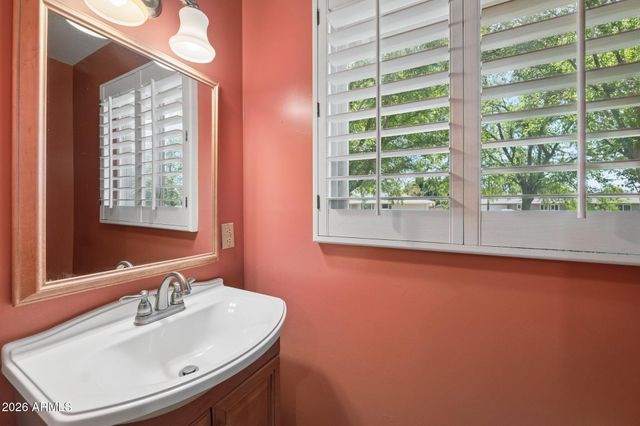 4902 E OSBORN Road, Phoenix, AZ 85018