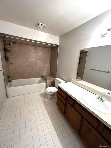 2266 Heritage Pointe Drive, Sterling Heights, MI 48314