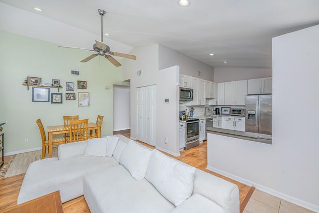 995 Oakcrest Drive, Charleston, SC 29412