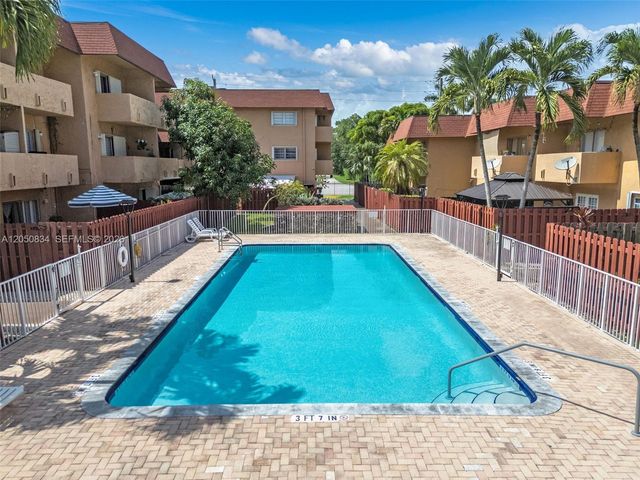 9958 SW 88th St 522-5, Miami, FL 33176