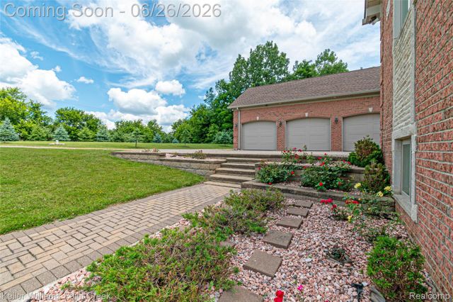 2400 Inwood Road, Washington Township, MI 48095