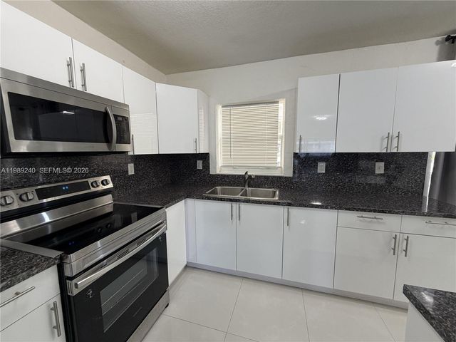 3950 NW 171st Ter, Miami Gardens, FL 33055