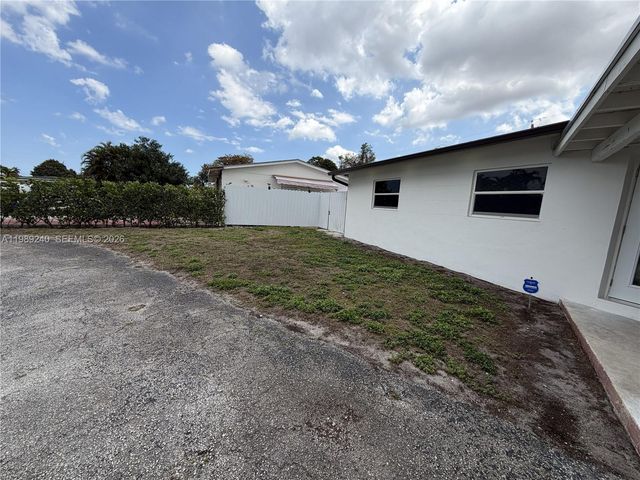 3950 NW 171st Ter, Miami Gardens, FL 33055