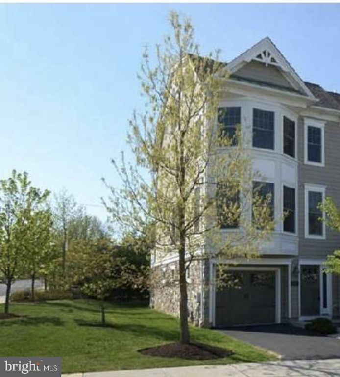 201 COBBLESTONE DR, Ardmore, PA 19003