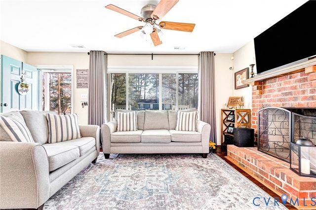 107 Five Oaks Ln, Ashland, VA 23005