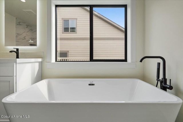 9262 N Secretariat LN, Hayden, ID 83835