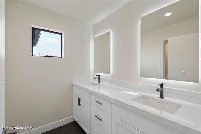 9262 N Secretariat LN, Hayden, ID 83835