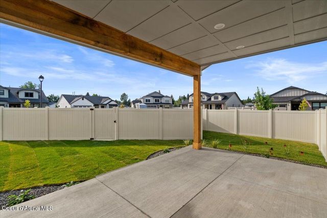 9262 N Secretariat LN, Hayden, ID 83835