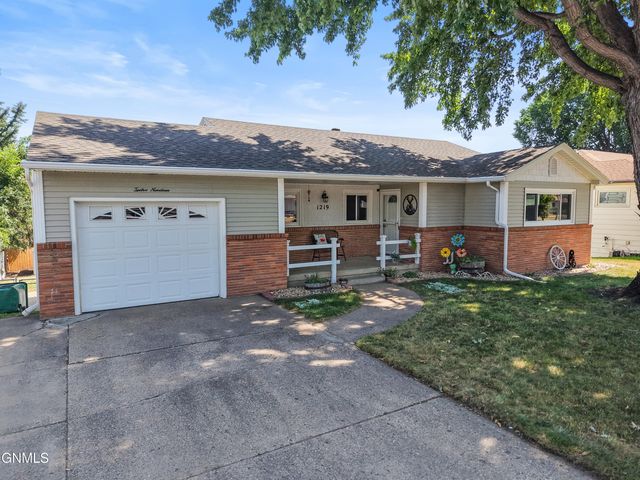 1219 1st Street N, Bismarck, ND 58501 property photo