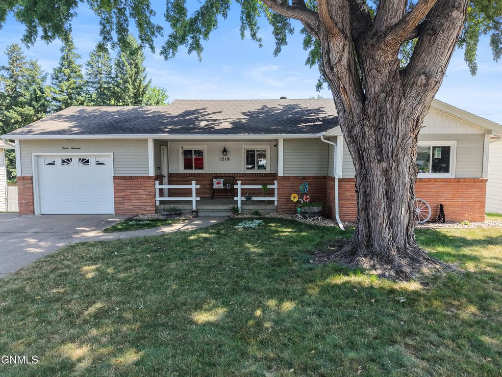 1219 1st Street N, Bismarck, ND 58501 photo 2