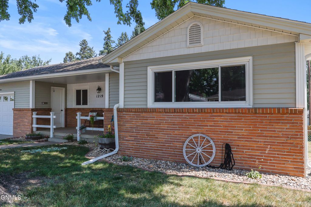 1219 1st Street N, Bismarck, ND 58501 photo 3