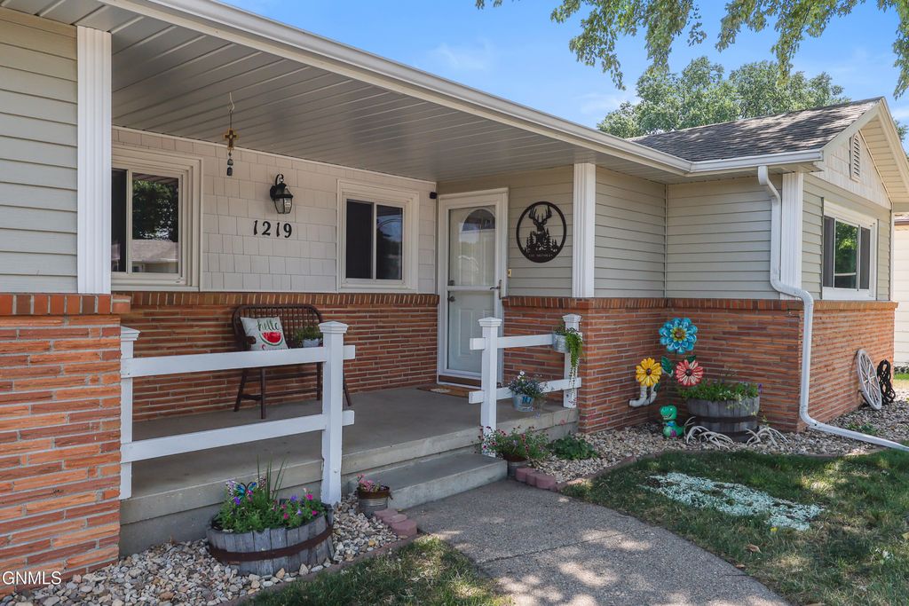 1219 1st Street N, Bismarck, ND 58501 photo 4