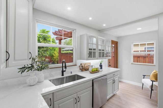 12 Athlone Way, Menlo Park, CA 94025