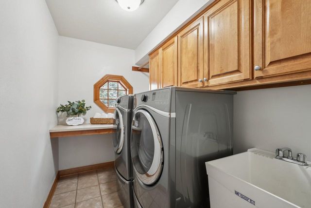 2527 W Goldcrest AVENUE, Milwaukee, WI 53221