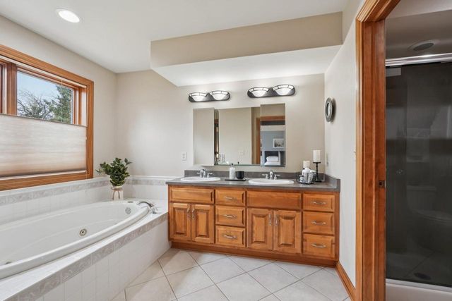 2527 W Goldcrest AVENUE, Milwaukee, WI 53221