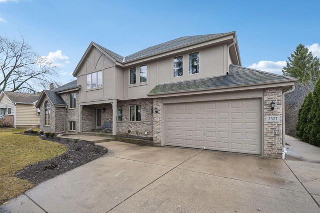 2527 W Goldcrest AVENUE, Milwaukee, WI 53221