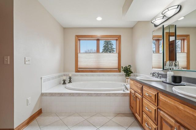 2527 W Goldcrest AVENUE, Milwaukee, WI 53221