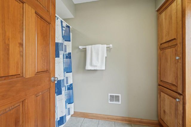 2527 W Goldcrest AVENUE, Milwaukee, WI 53221