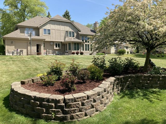 2527 W Goldcrest AVENUE, Milwaukee, WI 53221