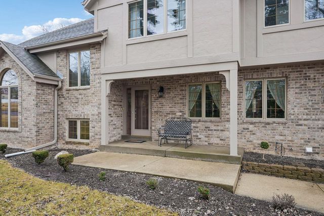 2527 W Goldcrest AVENUE, Milwaukee, WI 53221