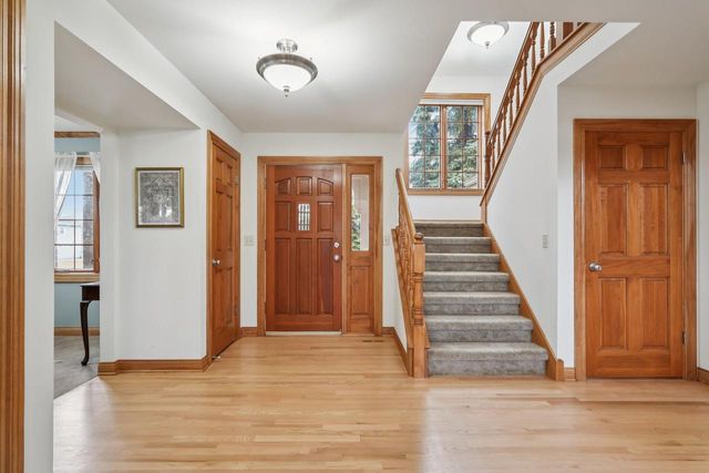 2527 W Goldcrest AVENUE, Milwaukee, WI 53221