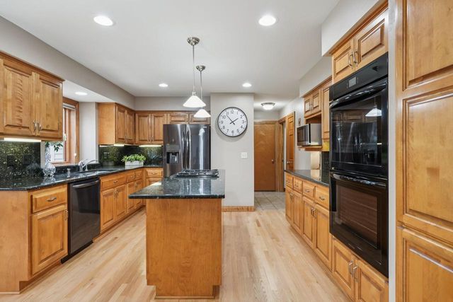 2527 W Goldcrest AVENUE, Milwaukee, WI 53221