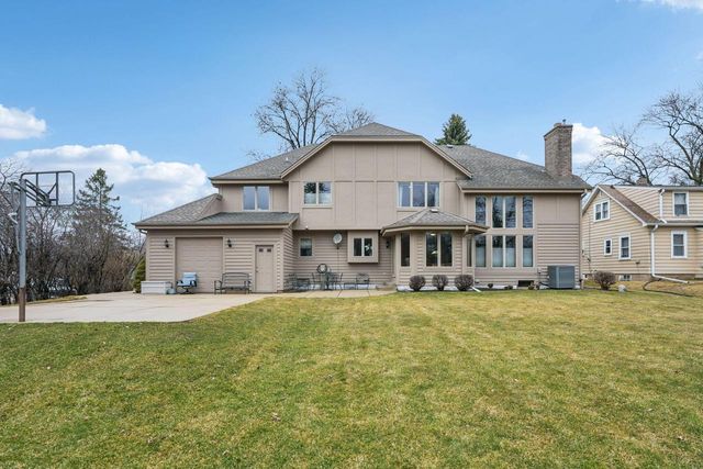 2527 W Goldcrest AVENUE, Milwaukee, WI 53221