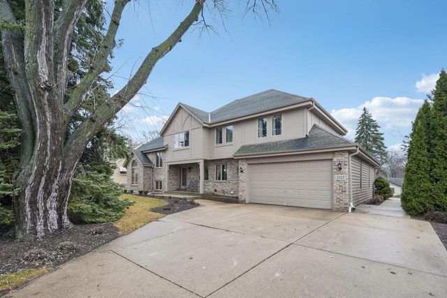 2527 W Goldcrest AVENUE, Milwaukee, WI 53221