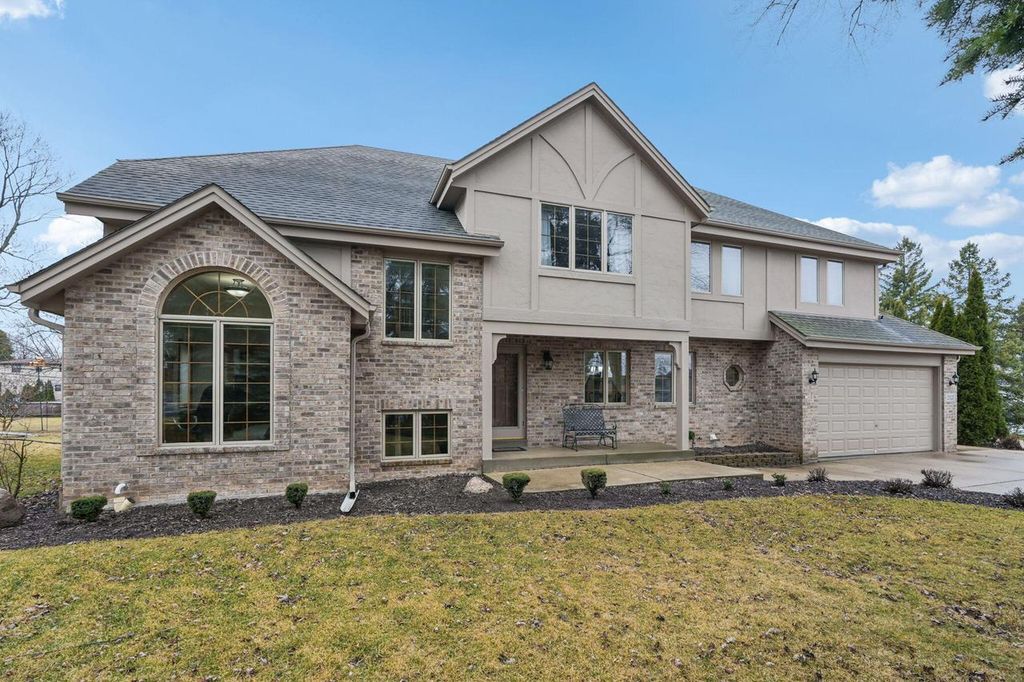 2527 W Goldcrest AVENUE, Milwaukee, WI 53221