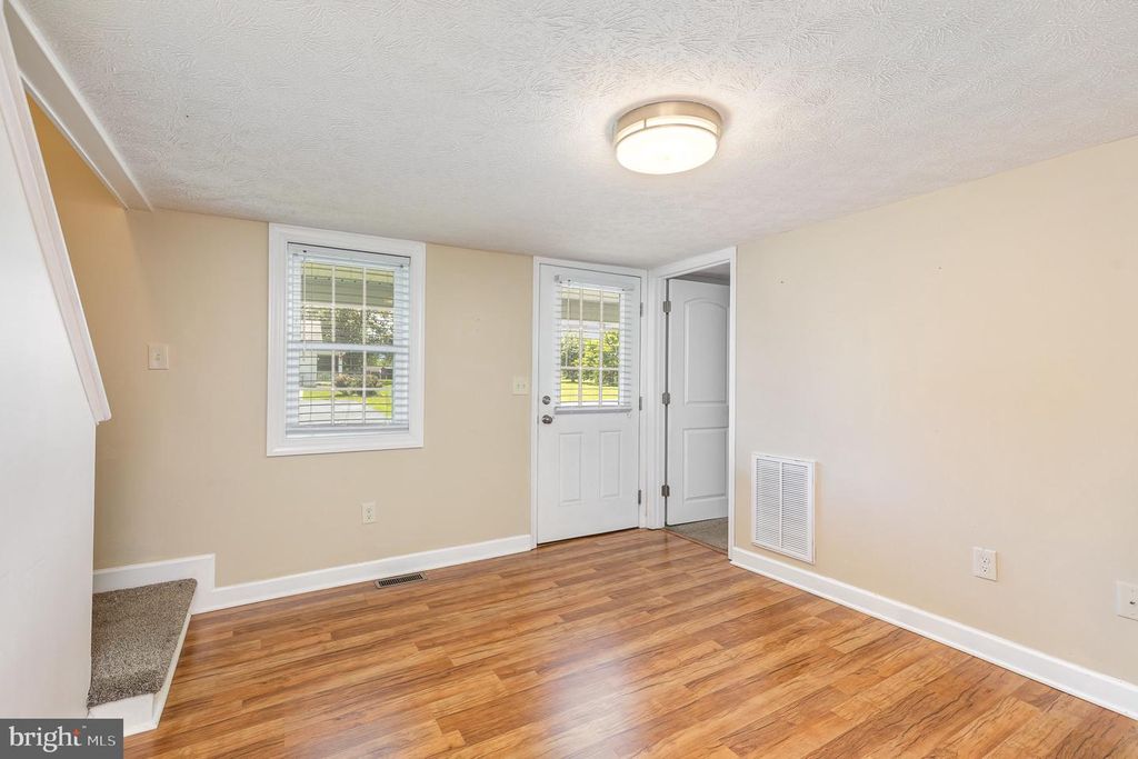 Image 6 of property listing at 406 SIXTH ST, Luray, VA 22835