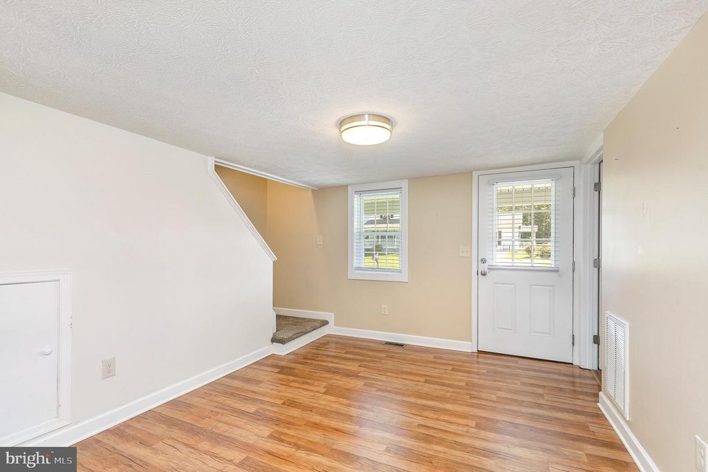 Image 7 of property listing at 406 SIXTH ST, Luray, VA 22835