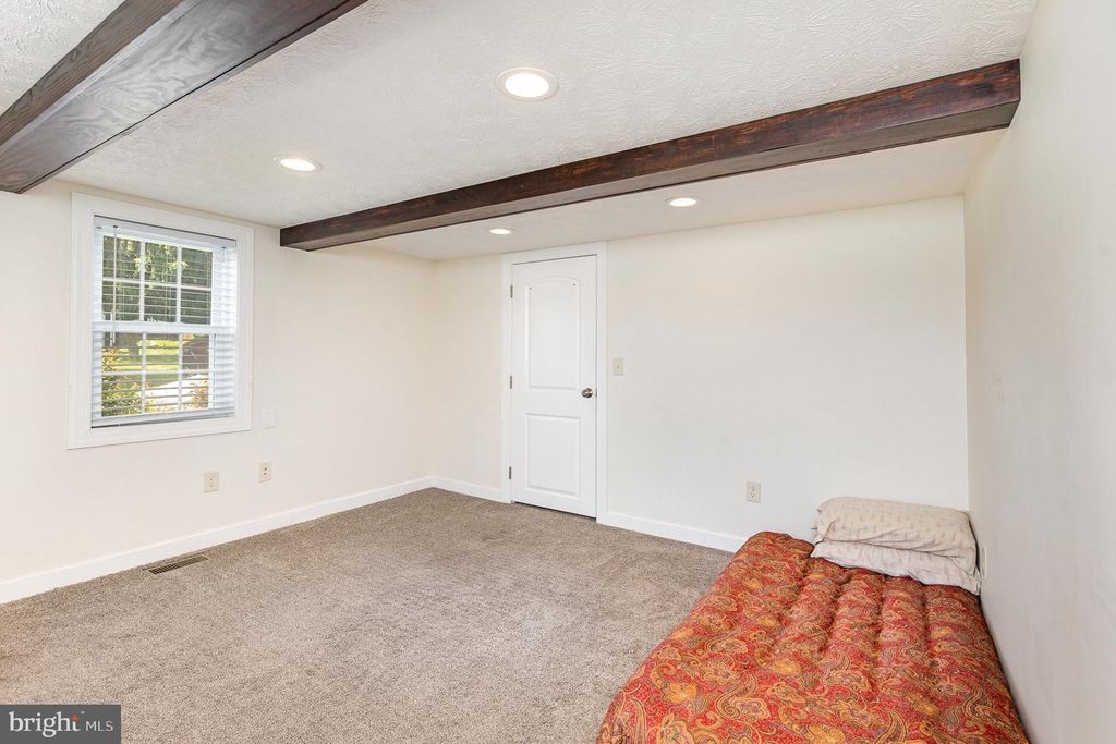 Image 9 of property listing at 406 SIXTH ST, Luray, VA 22835