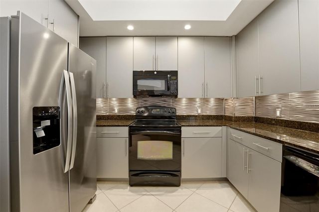 100 CENTRAL AVENUE H716, Sarasota, FL 34236