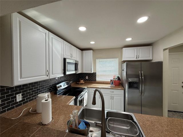 10053 LAKE OAK CIRCLE, Tampa, FL 33624