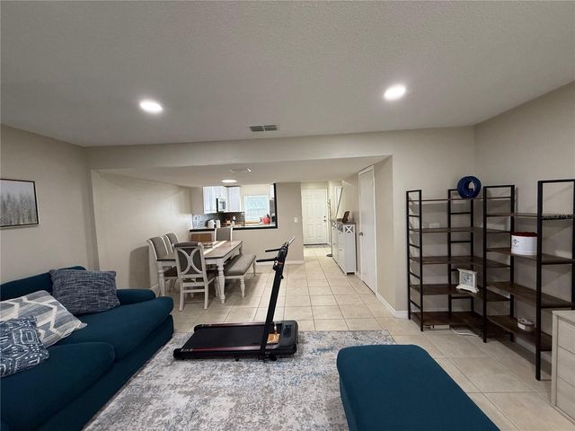 10053 LAKE OAK CIRCLE, Tampa, FL 33624