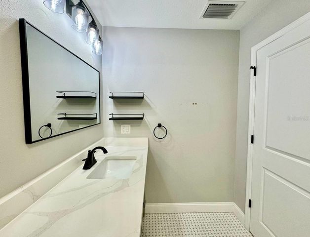 1918 E SHADOWLAWN AVENUE, Tampa, FL 33610