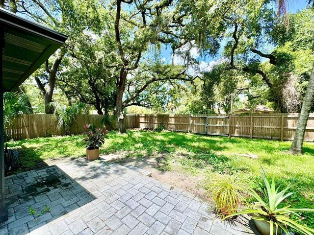1918 E SHADOWLAWN AVENUE, Tampa, FL 33610